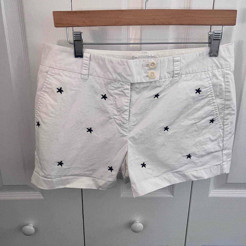 Vineyard Vines White & navy starfish shorts